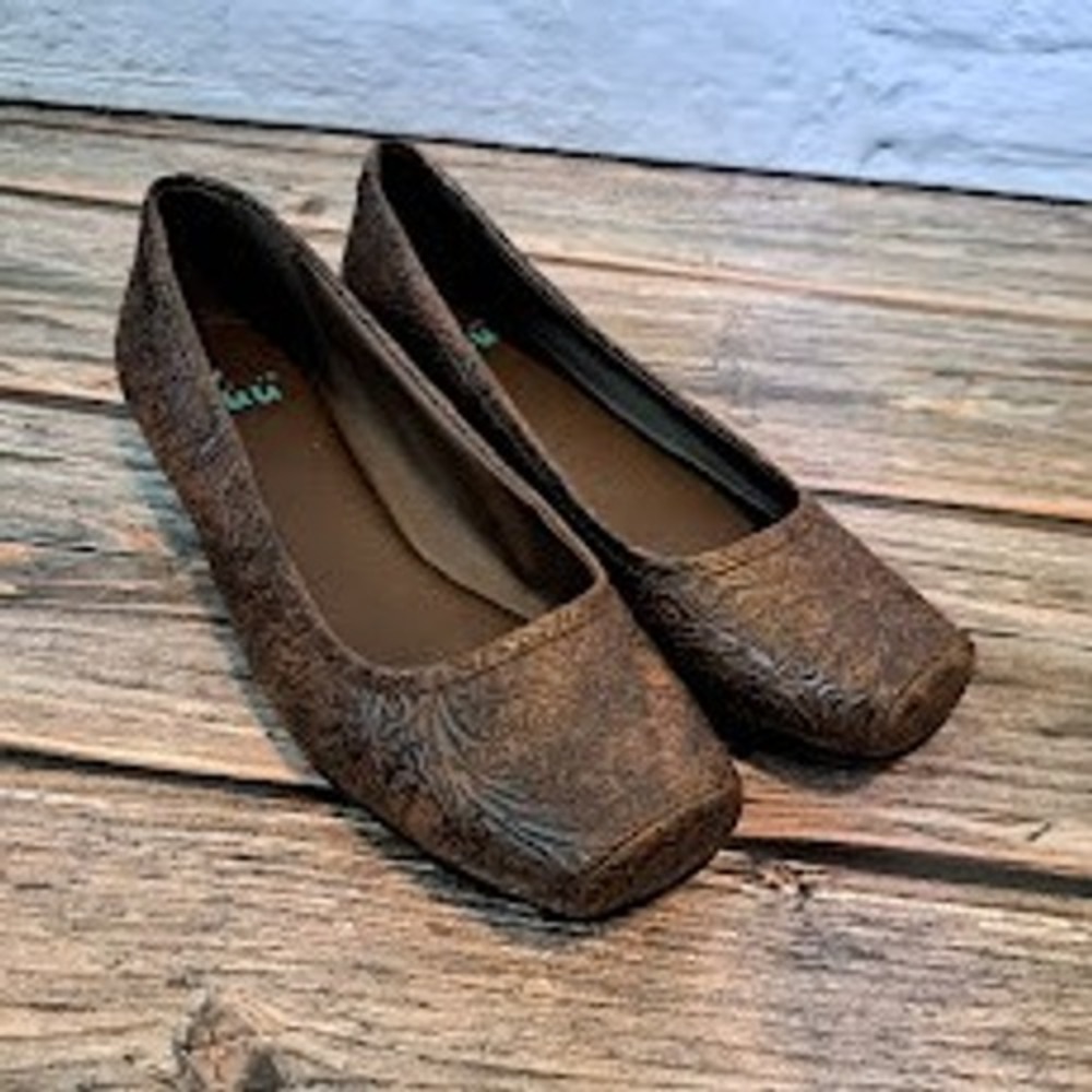 Yuu Impress Bronze Floral Embossed‎ Square Toe Comfort Flats Shoes Womens 8M